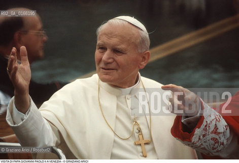 Caption: Caption: Nome: .PAPA.Descrizione: .RELIGIONE / VISITA DEL SANTO PADRE GIOVANNI PAOLO II KAROL WOJTYLA / MENTRE SALUTA.Credit: ©Graziano Arici/Rosebud2 / Costo: .A.Nazione: .ITALIA.Cittˆ: ..Data: .17/06/1985