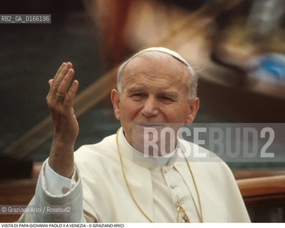 Caption: Caption: Nome: .PAPA.Descrizione: .RELIGIONE / VISITA DEL SANTO PADRE GIOVANNI PAOLO II KAROL WOJTYLA / MENTRE SALUTA.Credit: ©Graziano Arici/Rosebud2 / Costo: .A.Nazione: .ITALIA.Cittˆ: ..Data: .17/06/1985