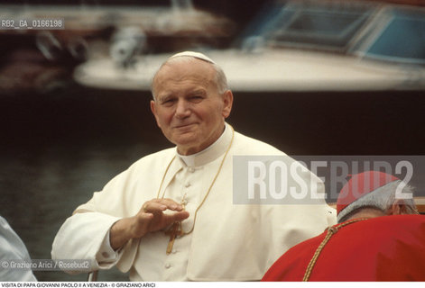 Caption: Caption: Nome: .PAPA.Descrizione: .RELIGIONE / VISITA DEL SANTO PADRE GIOVANNI PAOLO II KAROL WOJTYLA / MENTRE SALUTA.Credit: ©Graziano Arici/Rosebud2 / Costo: .A.Nazione: .ITALIA.Cittˆ: ..Data: .17/06/1985