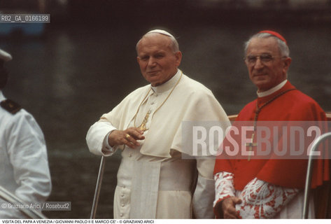 Caption: Caption: Nome: .PAPA.Descrizione: .RELIGIONE / VISITA DEL SANTO PADRE GIOVANNI PAOLO II KAROL WOJTYLA / MENTRE SALUTA CON IL PATRIARCA DI VENEZIA MARCO CE .Credit: ©Graziano Arici/Rosebud2 / Costo: .A.Nazione: .ITALIA.Cittˆ: ..Data: .17/06/1985