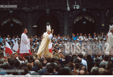 Nome: .PAPA.Descrizione: .RELIGIONE / VISITA DEL SANTO PADRE GIOVANNI PAOLO II KAROL WOJTYLA / MENTRE SALUTA LA FOLLA IN PIAZZA SAN MARCO .Credit: ©Graziano Arici/Rosebud2 / Costo: .A.Nazione: .ITALIA.Cittˆ: ..Data: .17/06/1985