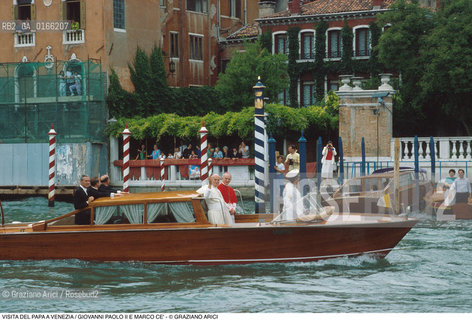 Caption: Caption: Nome: .PAPA.Descrizione: .RELIGIONE / VISITA DEL SANTO PADRE GIOVANNI PAOLO II KAROL WOJTYLA / CON IL PATRIARCA DI VENEZIA MARCO CE IN MOTOSCAFO.Credit: ©Graziano Arici/Rosebud2 / Costo: .A.Nazione: .ITALIA.Cittˆ: ..Data: .17/06/1985