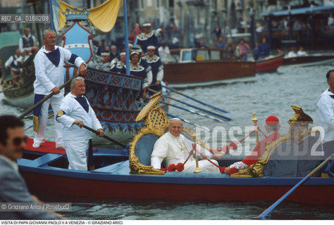 Caption: Caption: Nome: .PAPA.Descrizione: .RELIGIONE / VISITA DEL SANTO PADRE GIOVANNI PAOLO II KAROL WOJTYLA / IN GONDOLA  .Credit: ©Graziano Arici/Rosebud2 / Costo: .A.Nazione: .ITALIA.Cittˆ: ..Data: .17/06/1985