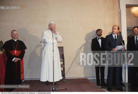Caption: Caption: Nome: .PAPA.Descrizione: .RELIGIONE / VISITA DEL SANTO PADRE GIOVANNI PAOLO II KAROL WOJTYLA / ALLUNIVERSITA DI CA FOSCARI CON IL PATRIARCA DI VENEZIA MARCO CE E IL RETTORE CASTELLANI  .Credit: ©Graziano Arici/Rosebud2 / Costo: .A.Nazione: .ITALIA.Cittˆ: ..Data: .17/06/1985