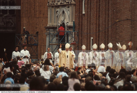 Caption: Caption: Nome: .PAPA.Descrizione: .RELIGIONE / VISITA DEL SANTO PADRE GIOVANNI PAOLO II KAROL WOJTYLA / MENTRE SALUTA LA FOLLA IN PIAZZA SAN MARCO  .Credit: ©Graziano Arici/Rosebud2 / Costo: .A.Nazione: .ITALIA.Cittˆ: .VENEZIA.Data: .17/06/1985