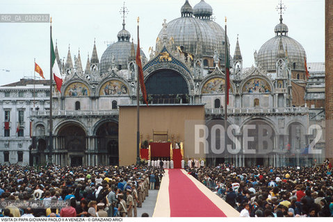 Caption: Caption: Nome: .PAPA.Descrizione: .RELIGIONE / VISITA DEL SANTO PADRE GIOVANNI PAOLO II KAROL WOJTYLA / FOLLA CHE ASSISTE ALLA MESSA IN PIAZZA SAN MARCO ALTARE.Credit: ©Graziano Arici/Rosebud2 / Costo: .A.Nazione: .ITALIA.Cittˆ: .VENEZIA.Data: .17/06/1985