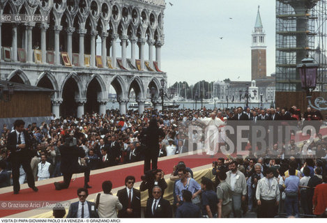 Nome: .PAPA.Descrizione: .RELIGIONE / VISITA DEL SANTO PADRE GIOVANNI PAOLO II KAROL WOJTYLA / MENTRE SALUTA LA FOLLA IN PIAZZA SAN MARCO .Credit: ©Graziano Arici/Rosebud2 / Costo: .A.Nazione: .ITALIA.Cittˆ: .VENEZIA.Data: .17/06/1985