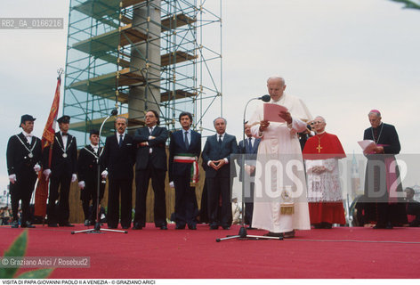 Nome: .PAPA.Descrizione: .RELIGIONE / VISITA DEL SANTO PADRE GIOVANNI PAOLO II KAROL WOJTYLA / MENTRE PRONUNCIA IL DISCORSO / SULLO SFONDO GIANNI DE MICHELIS, IL SINDACO DI VENEZIA MARIO RIGO E IL PATRIARCA DI VENEZIA MARCO CE.Credit: ©Graziano Arici/Rosebud2 / Costo: .A.Nazione: .ITALIA.Cittˆ: ..Data: .17/06/1985