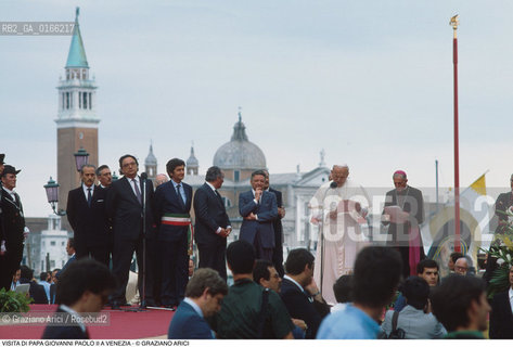 Nome: .PAPA.Descrizione: .RELIGIONE / VISITA DEL SANTO PADRE GIOVANNI PAOLO II KAROL WOJTYLA / MENTRE PRONUNCIA IL DISCORSO / SULLO SFONDO GIANNI DE MICHELIS E IL SINDACO DI VENEZIA MARIO RIGO.Credit: ©Graziano Arici/Rosebud2 / Costo: .A.Nazione: .ITALIA.Cittˆ: .VENEZIA.Data: .17/06/1985