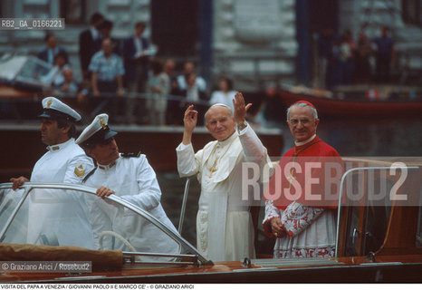 Nome: .PAPA.Descrizione: .RELIGIONE / VISITA DEL SANTO PADRE GIOVANNI PAOLO II KAROL WOJTYLA / IN MOTOSCAFO CON IL PATRIARCA DI VENEZIA MARCO CE.Credit: ©Graziano Arici/Rosebud2 / Costo: .A.Nazione: .ITALIA.Cittˆ: ..Data: .17/06/1985
