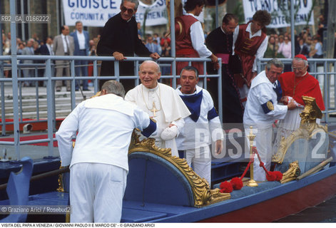 Nome: .PAPA.Descrizione: .RELIGIONE / VISITA DEL SANTO PADRE GIOVANNI PAOLO II KAROL WOJTYLA / IN GONDOLA CON IL PATRIARCA DI VENEZIA MARCO CE.Credit: ©Graziano Arici/Rosebud2 / Costo: .A.Nazione: .ITALIA.Cittˆ: ..Data: .17/06/1985