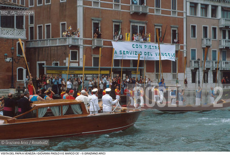 Nome: .PAPA.Descrizione: .RELIGIONE / VISITA DEL SANTO PADRE GIOVANNI PAOLO II KAROL WOJTYLA / IN MOTOSCAFO SALUTI E FESTEGGIAMENTI REMI ALZATI.Credit: ©Graziano Arici/Rosebud2 / Costo: .A.Nazione: .ITALIA.Cittˆ: ..Data: .17/06/1985