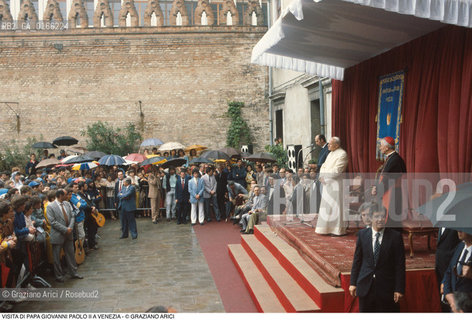 Nome: .PAPA.Descrizione: .RELIGIONE / VISITA DEL SANTO PADRE GIOVANNI PAOLO II KAROL WOJTYLA / NEL CORTILE DI CA FOSCARI CON IL RETTORE CASTELLANI E IL PATRIARCA DI VENEZIA MARCO CE.Credit: ©Graziano Arici/Rosebud2 / Costo: .A.Nazione: .ITALIA.Cittˆ: ..Data: .17/06/1985