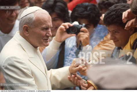 Nome: .PAPA.Descrizione: .RELIGIONE / VISITA DEL SANTO PADRE GIOVANNI PAOLO II KAROL WOJTYLA / MENTRE SALUTA LA FOLLA.Credit: ©Graziano Arici/Rosebud2 / Costo: .A.Nazione: .ITALIA.Cittˆ: ..Data: .17/06/1985