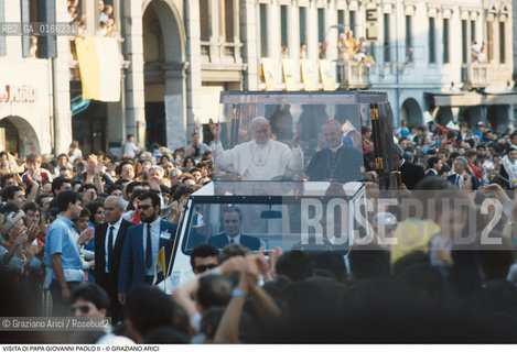 Nome: .PAPA.Descrizione: .RELIGIONE / VISITA DEL SANTO PADRE GIOVANNI PAOLO II KAROL WOJTYLA / IN MACCHINA CON IL PATRIARCA DI VENEZIA MARCO CE.Credit: ©Graziano Arici/Rosebud2 / Costo: .A.Nazione: .ITALIA.Cittˆ: .MESTRE.Data: .17/06/1985