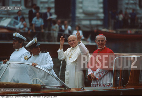 Nome: .PAPA.Descrizione: .RELIGIONE / VISITA DEL SANTO PADRE GIOVANNI PAOLO II KAROL WOJTYLA / IN MOTOSCAFO MENTRE SALUTA CON IL PATRIARCA DI VENEZIA MARCO CE.Credit: ©Graziano Arici/Rosebud2 / Costo: .A.Nazione: .ITALIA.Cittˆ: ..Data: .17/06/1985