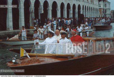Nome: .PAPA.Descrizione: .RELIGIONE / VISITA DEL SANTO PADRE GIOVANNI PAOLO II KAROL WOJTYLA / MENTRE SALUTA LA FOLLA IN MOTOSCAFO CON IL PATRIARCA DI VENEZIA MARCO CE.Credit: ©Graziano Arici/Rosebud2 / Costo: .A.Nazione: .ITALIA.Cittˆ: .VENEZIA.Data: .17/06/1985