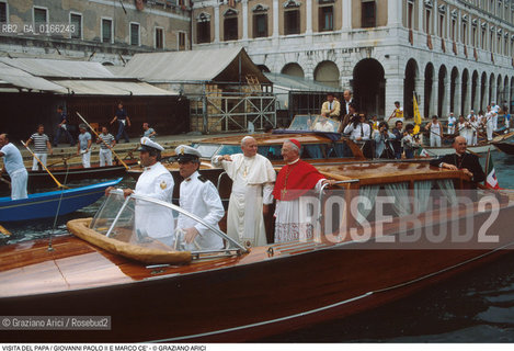 Nome: .PAPA.Descrizione: .RELIGIONE / VISITA DEL SANTO PADRE GIOVANNI PAOLO II KAROL WOJTYLA / MENTRE SALUTA LA FOLLA IN MOTOSCAFO CON IL PATRIARCA DI VENEZIA MARCO CE.Credit: ©Graziano Arici/Rosebud2 / Costo: .A.Nazione: .ITALIA.Cittˆ: .VENEZIA.Data: .17/06/1985