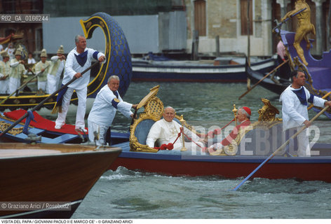 Nome: .PAPA.Descrizione: .RELIGIONE / VISITA DEL SANTO PADRE GIOVANNI PAOLO II KAROL WOJTYLA / IN GONDOLA CON IL PATRIARCA DI VENEZIA MARCO CE.Credit: ©Graziano Arici/Rosebud2 / Costo: .A.Nazione: .ITALIA.Cittˆ: .VENEZIA.Data: .17/06/1985