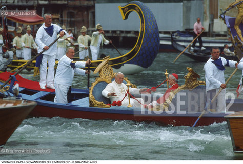 Nome: .PAPA.Descrizione: .RELIGIONE / VISITA DEL SANTO PADRE GIOVANNI PAOLO II KAROL WOJTYLA / IN GONDOLA CON IL PATRIARCA DI VENEZIA MARCO CE.Credit: ©Graziano Arici/Rosebud2 / Costo: .A.Nazione: .ITALIA.Cittˆ: .VENEZIA.Data: .17/06/1985