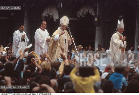 Nome: .PAPA.Descrizione: .RELIGIONE / VISITA DEL SANTO PADRE GIOVANNI PAOLO II KAROL WOJTYLA / MENTRE SALUTA LA FOLLA CHE LO ACCLAMA IN PIAZZA SAN MARCO.Credit: ©Graziano Arici/Rosebud2 / Costo: .A.Nazione: .ITALIA.Cittˆ: .VENEZIA.Data: .17/06/1985