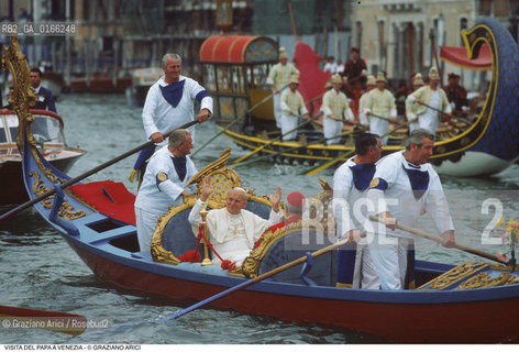 Caption: Caption: Nome: .PAPA.Descrizione: .RELIGIONE / VISITA DEL SANTO PADRE GIOVANNI PAOLO II KAROL WOJTYLA / IN GONDOLA.Credit: ©Graziano Arici/Rosebud2 / Costo: .A.Nazione: .ITALIA.Cittˆ: .VENEZIA.Data: .17/06/1985