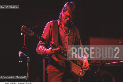 Nome: .REICHEN HANS.Descrizione: .MUSICA JAZZ CHITARRISTA/ALLA CHITARRA CON PAPPAGALLO DI PELUCHE.Credit: ©Graziano Arici/Rosebud2 / Costo: .A.Nazione: .USA.Cittˆ: .VENEZIA.Data: .1995.