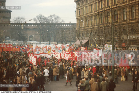 Nome: .MANIFESTAZIONE CORTEO .Descrizione: .AVANGUARDIA OPERAIA GRUPPI EXTRAPARLAMENTARI DI SINISTRA STRISCIONI.Credit: ©Graziano Arici/Rosebud2 Costo: ..Nazione: .ITALIA.Cittˆ: .MILANO.Data: .1972..