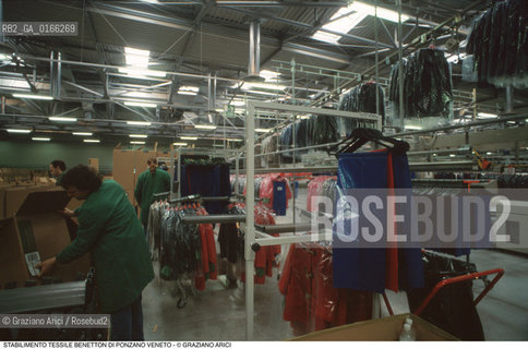 Caption: Nome: .FABBRICA BENETTON.Descrizione: .STABILIMENTO TESSILE / PONZANO OPERAI.Credit: ©Graziano Arici/Rosebud2 .Nazione: ..Cittˆ: ..Data: .2000.