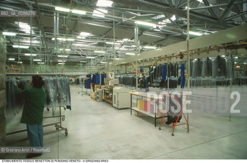 Caption: Nome: .FABBRICA BENETTON.Descrizione: .STABILIMENTO TESSILE / PONZANO.Credit: ©Graziano Arici/Rosebud2 .Nazione: ..Cittˆ: ..Data: .2000.