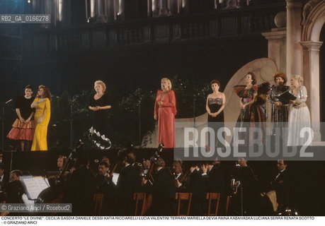 Caption: Nome: .DIVA - LE DIVINE.Descrizione: .CONCERTO MUSICA CLASSICA PIAZZA S.MARCO CECILIA GASDIA DANIELE DESSI KATIA RICCIARELLI LUCIA VALENTINI TERRANI MARIELLA DEVIA RAINA KABAIVASKA LUCIANA SERRA RENATA SCOTTO CANTANTE.Credit: ©Graziano Arici/Rosebud2 .Nazione: ..Cittˆ: ..Data: .199?.