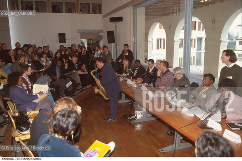 Caption: Nome: .FABRICA.Descrizione: .BENETTON OLIVIERO TOSCANI CATENA DI VILLORBA INCONTRO CONTRO IL RAZZISMO.Credit: ©Graziano Arici/Rosebud2 .Nazione: ..Cittˆ: ..Data: .199?.