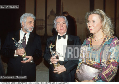 Nome: .PREMIAZIONE LE FENICI DEL TEATRO.Descrizione: .I REGISTI LUCA RONCONI E GIORGIO STREHLER CON IL PREMIO IN MANO .Credit: ©Graziano Arici/Rosebud2 Costo: ..Nazione: .ITALIA.Cittˆ: ..Data: .1992..