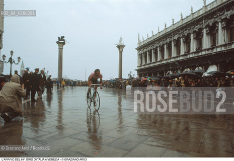 Nome: .61¡ GIRO DITALIA.Descrizione: .SPORT CICLISMO COMPETIZIONE GARA PUBBLICO OMBRELLI.Credit: ©Graziano Arici/Rosebud2 Costo: ..Nazione: .ITALIA.Cittˆ: .VENEZIA.Data: .1979..