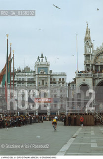 Nome: .61¡ GIRO DITALIA.Descrizione: .SPORT CICLISMO COMPETIZIONE GARA PUBBLICO OMBRELLI.Credit: ©Graziano Arici/Rosebud2 Costo: ..Nazione: .ITALIA.Cittˆ: .VENEZIA.Data: .1979..