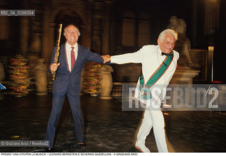 Nome: .OMAGGIO A VENEZIA.Descrizione: .PREMIO UNA VITA PER LA MUSICA / IL COMPOSITORE  LEONARD BERNSTEIN CON IL FLAUTISTA SEVERINO GAZZELLONI / A S. ROCCO.Credit: ©Graziano Arici/Rosebud2 Costo: ..Nazione: .ITALIA.Cittˆ: ..Data: .1993..