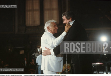 Nome: .OMAGGIO A VENEZIA.Descrizione: .PREMIO UNA VITA PER LA MUSICA / IL COMPOSITORE E DIRETTORE DORCHESTRA  LEONARD BERNSTEIN E IL CANTANTE LIRICO BASSO-BARITONO RUGGERO RAIMONDI.Credit: ©Graziano Arici/Rosebud2 Costo: ..Nazione: .ITALIA.Cittˆ: ..Data: .1993..