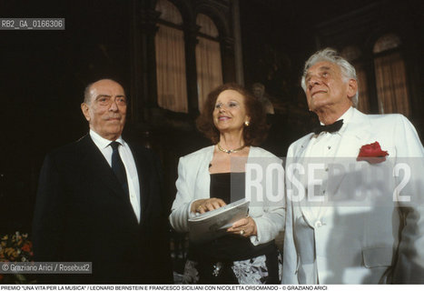 Nome: .OMAGGIO A VENEZIA.Descrizione: .PREMIO UNA VITA PER LA MUSICA / I COMPOSITORI LEONARD BERNSTEIN E FRANCESCO SICILIANI CON LA PRESENTATRICE NICOLETTA ORSOMANDO / A S. ROCCO.Credit: ©Graziano Arici/Rosebud2 Costo: ..Nazione: .ITALIA.Cittˆ: ..Data: .1993..