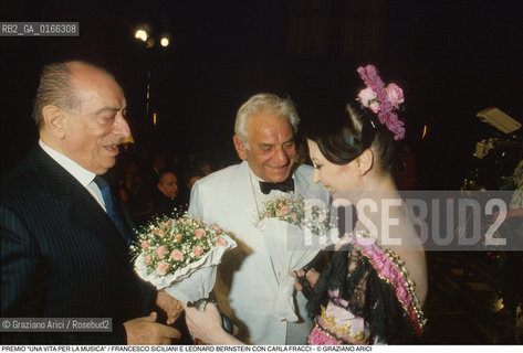 Nome: .OMAGGIO A VENEZIA.Descrizione: .PREMIO UNA VITA PER LA MUSICA / I COMPOSITORI FRANCESCO SICILIANI E  LEONARD BERNSTEIN CON LA BALLERINA CARLA FRACCI / A S. ROCCO.Credit: ©Graziano Arici/Rosebud2 Costo: ..Nazione: .ITALIA.Cittˆ: ..Data: .1993..