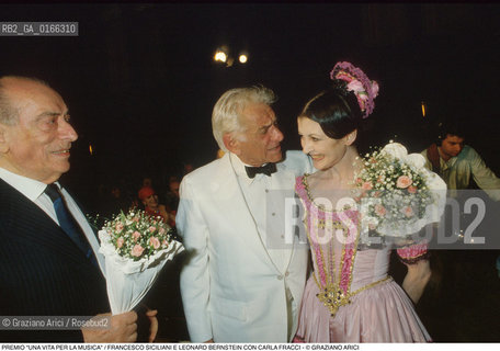 Nome: .OMAGGIO A VENEZIA.Descrizione: .PREMIO UNA VITA PER LA MUSICA / I COMPOSITORI FRANCESCO SICILIANI E  LEONARD BERNSTEIN CON LA BALLERINA CARLA FRACCI FIORI / A S. ROCCO.Credit: ©Graziano Arici/Rosebud2 Costo: ..Nazione: .ITALIA.Cittˆ: ..Data: .1993..