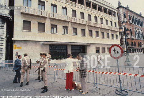 Nome: .SUMMIT.Descrizione: .POLITICA VERTICE DEI NOVE PAESI PIU INDUSTRIALIZZATI E DEI PAESI CEE / BLOCCO DELLA POLIZIA DAVANTI ALLHOTEL DANIELI.Credit: ©Graziano Arici/Rosebud2 Costo: ..Nazione: .ITALIA.Cittˆ: .VENEZIA.Data: .1980..