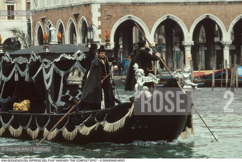 Nome: .WAGNER: THE COMPLET EPIC.Descrizione: .CINEMA FILM PER LA TV REGIA DI TONY PALMER / LA SCENA DEL CORTEO FUNEBRE  IN GONDOLA.Credit: ©Graziano Arici/Rosebud2 / Costo: .A.Nazione: .UNGHERIA-UK.Cittˆ: .VENEZIA.Data: .1985