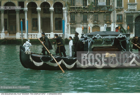 Nome: .WAGNER: THE COMPLET EPIC.Descrizione: .CINEMA FILM PER LA TV REGIA DI TONY PALMER / LA SCENA DEL CORTEO FUNEBRE IN GONDOLA.Credit: ©Graziano Arici/Rosebud2 / Costo: .A.Nazione: .UNGHERIA-UK.Cittˆ: .VENEZIA.Data: .1985