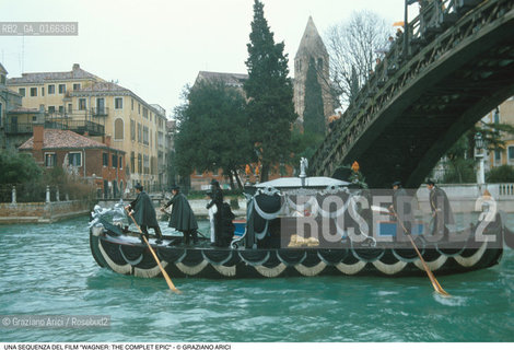 Nome: .WAGNER: THE COMPLET EPIC.Descrizione: .CINEMA FILM PER LA TV REGIA DI TONY PALMER / LA SCENA DEL CORTEO FUNEBRE IN GONDOLA.Credit: ©Graziano Arici/Rosebud2 / Costo: .A.Nazione: .UNGHERIA-UK.Cittˆ: .VENEZIA.Data: .1985