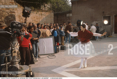 Nome: .CARNEVALE, UN AMORE .Descrizione: .DANZA BALLETTO CINEMA FILM REGIA DI MARIO LANFRANCHI / LATTRICE-BALLERINA CARLA FRACCI DURANTE LE RIPRESE MENTRE BALLA.Credit: ©Graziano Arici/Rosebud2 / Costo: .A.Nazione: .ITALIA.Cittˆ: ..Data: .1981