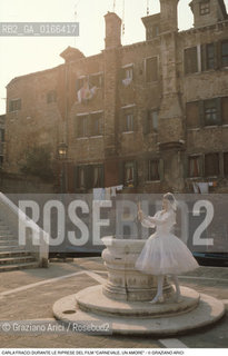 Nome: .CARNEVALE, UN AMORE .Descrizione: .DANZA BALLETTO CINEMA FILM REGIA DI MARIO LANFRANCHI /  LATTRICE-BALLERINA CARLA FRACCI DURANTE LE RIPRESE / POZZO.Credit: ©Graziano Arici/Rosebud2 / Costo: .A.Nazione: .ITALIA.Cittˆ: .VENEZIA.Data: .1981