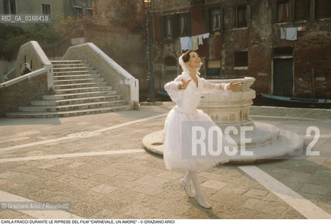 Nome: .CARNEVALE, UN AMORE .Descrizione: .DANZA BALLETTO CINEMA FILM REGIA DI MARIO LANFRANCHI /  LATTRICE-BALLERINA CARLA FRACCI DURANTE LE RIPRESE / POZZO.Credit: ©Graziano Arici/Rosebud2 / Costo: .A.Nazione: .ITALIA.Cittˆ: .VENEZIA.Data: .1981
