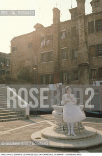 Nome: .CARNEVALE, UN AMORE .Descrizione: .DANZA BALLETTO CINEMA FILM REGIA DI MARIO LANFRANCHI /  LATTRICE-BALLERINA CARLA FRACCI DURANTE LE RIPRESE / POZZO.Credit: ©Graziano Arici/Rosebud2 / Costo: .A.Nazione: .ITALIA.Cittˆ: .VENEZIA.Data: .1981