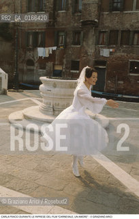 Nome: .CARNEVALE, UN AMORE .Descrizione: .DANZA BALLETTO CINEMA FILM REGIA DI MARIO LANFRANCHI / LATTRICE-BALLERINA CARLA FRACCI DURANTE LE RIPRESE / POZZO.Credit: ©Graziano Arici/Rosebud2 / Costo: .A.Nazione: .ITALIA.Cittˆ: .VENEZIA.Data: .1981