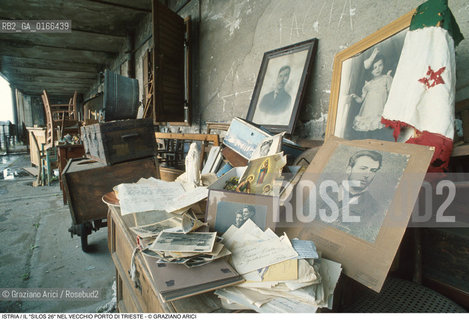 Nome: .REGIONE ISTRIA.Descrizione: .IL SILOS 26 CHE CONTIENE OGGETTI E MASSERIZIE DEI PROFUGHI ESULI ISTRIANI DEL DOPOGUERRA / SOTTO LA TUTELA DELLI.R.C.I. NEL VECCHIO PORTO / FOTO LETTERE CARTOLINE BANDIERA SEDIE BAULI.Credit: ©Graziano Arici/Rosebud2 / Costo: .A.Nazione: ..Cittˆ: .TRIESTE.Data: .1995